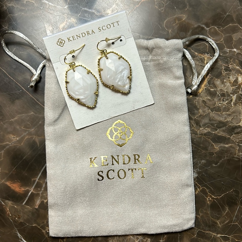 🎇Kendra Scott white Corley earrings